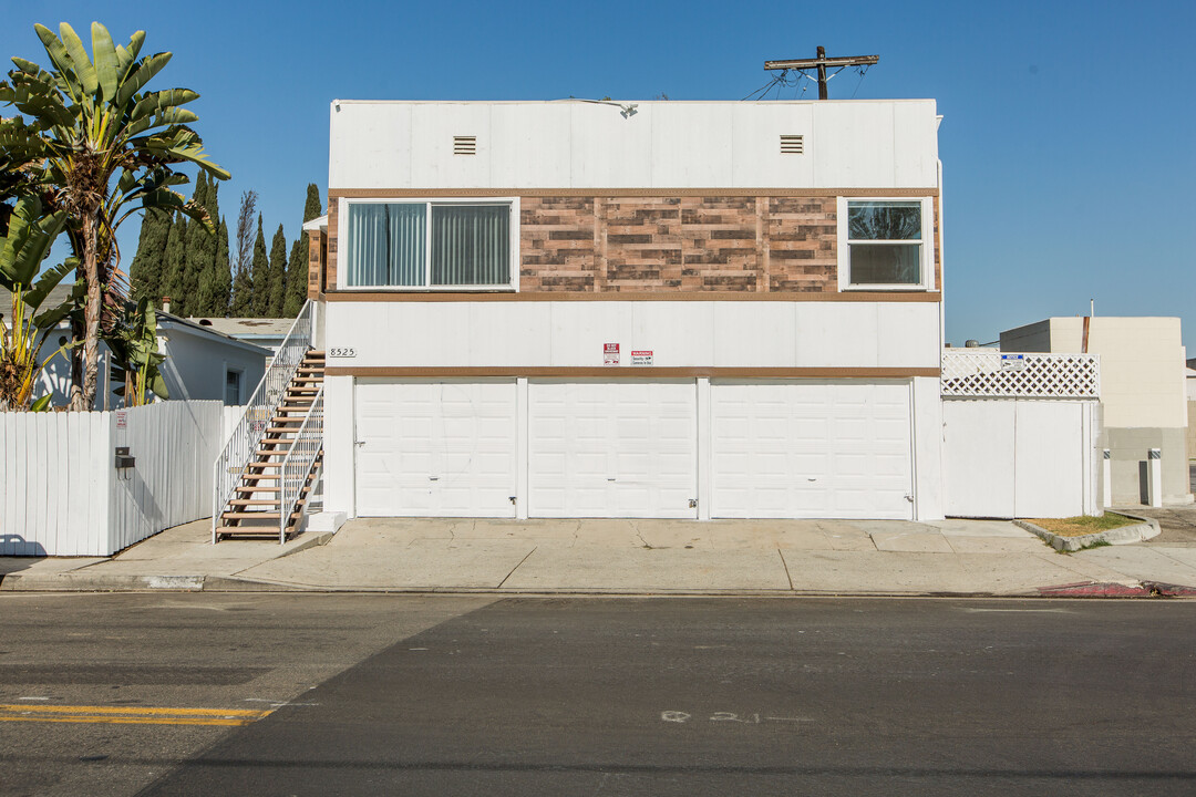 2062 Chariton St in Los Angeles, CA - Building Photo