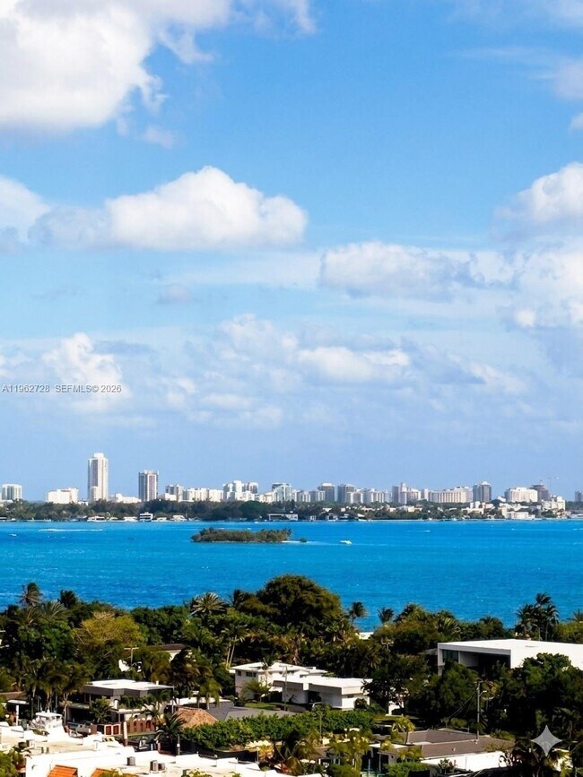 2000 Towerside Terrace in Miami, FL - Building Photo - Building Photo