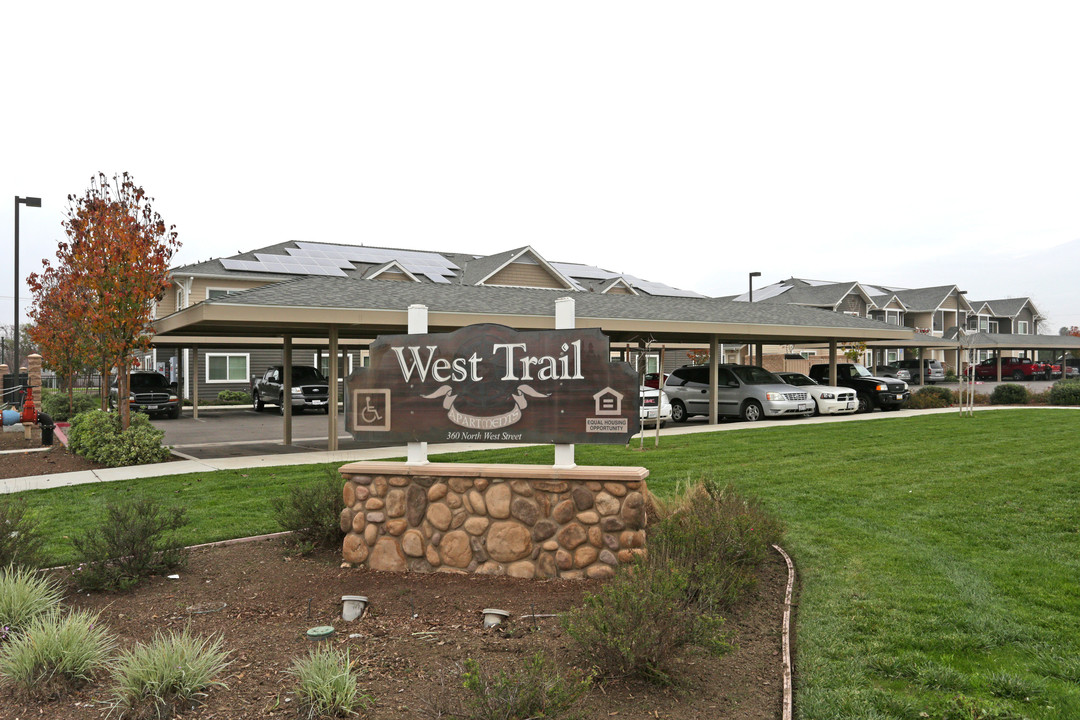 West Trail Apartments in Tulare, CA - Building Photo