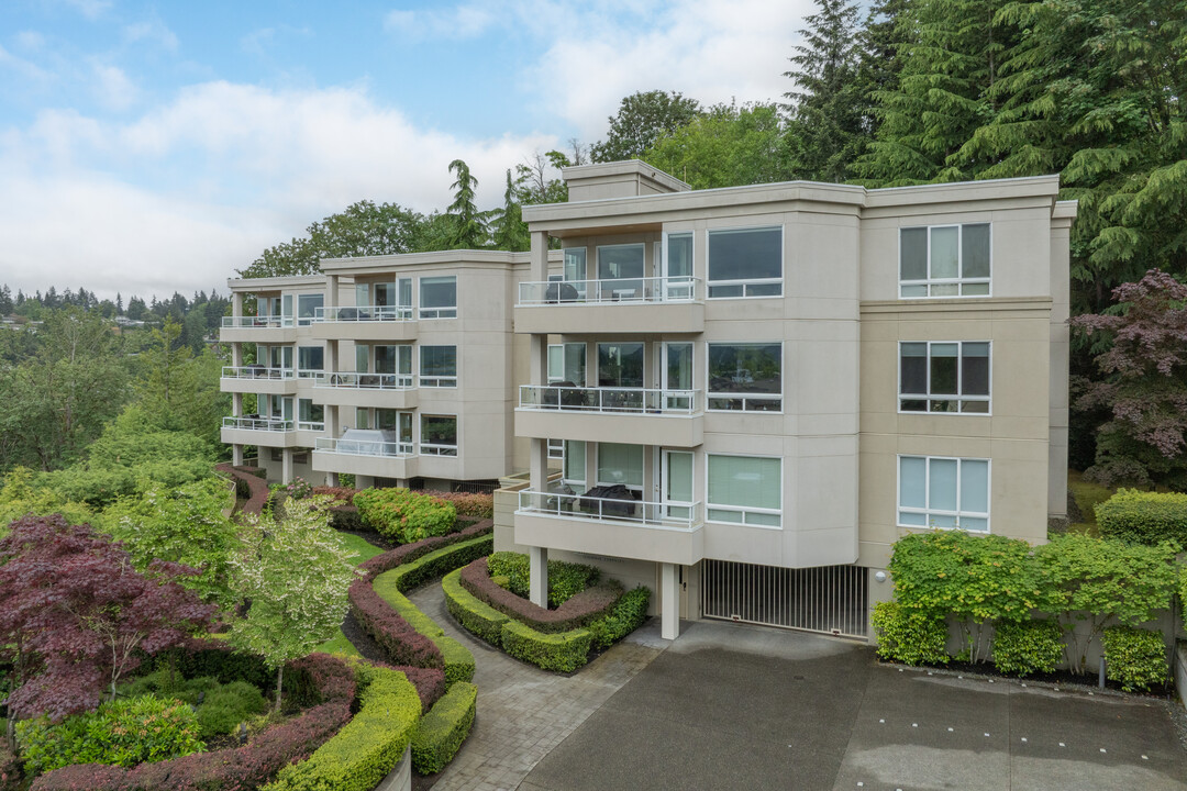 Mercerdale Park in Mercer Island, WA - Building Photo