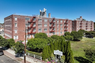 Maple Crest Apartments at Williston Park in Williston Park, NY - Foto de edificio - Building Photo