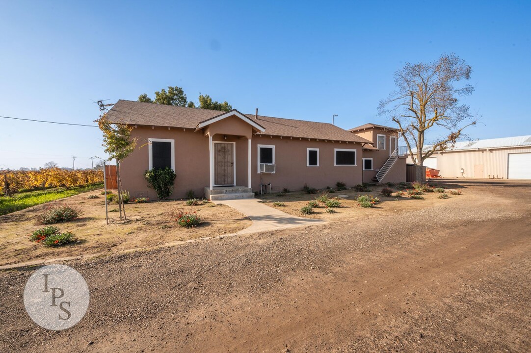 11888 W Shaw Ave in Fresno, CA - Building Photo