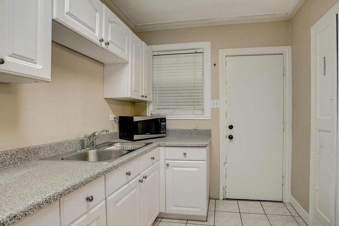 1935 Richmond Ave in Houston, TX - Building Photo