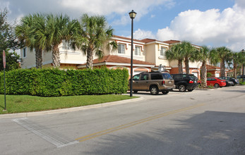 The Tides / The Breezes and Castlewood in Coral Springs, FL - Foto de edificio - Building Photo