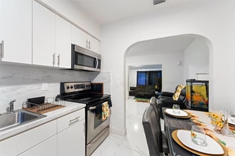 2251 NW 94th St in Miami, FL - Building Photo - Building Photo