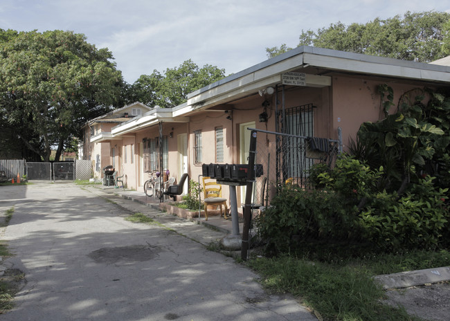 2730 SW 10th Ter in Miami, FL - Foto de edificio - Building Photo