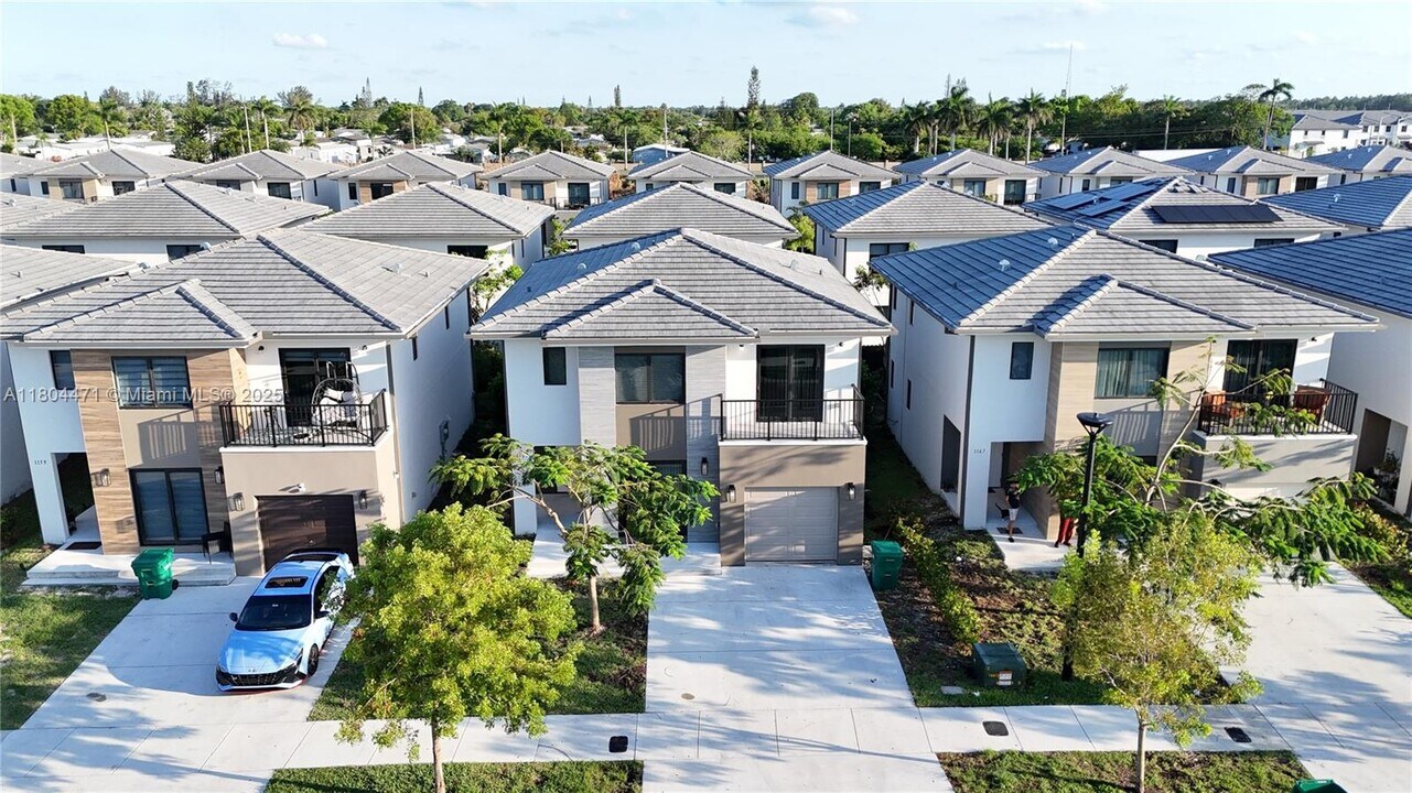 1163 NW 2nd St in Florida City, FL - Building Photo