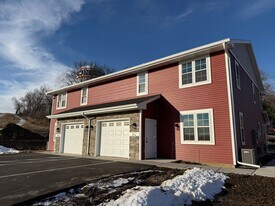 362-364 Woodcrest Ln in Milton, WI - Building Photo