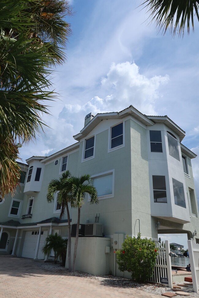 110 50th Ave E in St Pete Beach, FL - Foto de edificio - Building Photo