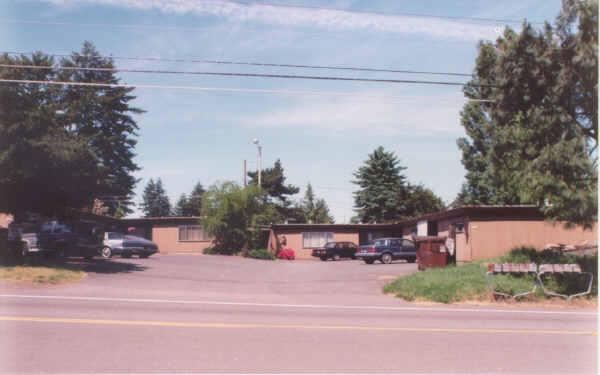 Washington Square Court in Beaverton, OR - Building Photo