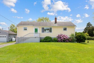30 Willow St in Riverhead, NY - Foto de edificio - Building Photo