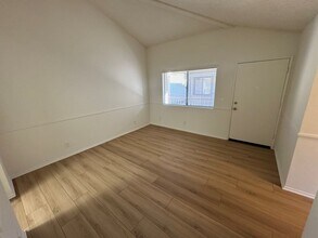 6 Dakota Dr in Ventura, CA - Building Photo - Building Photo