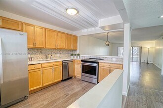434 Lakeview Dr in Weston, FL - Building Photo - Building Photo