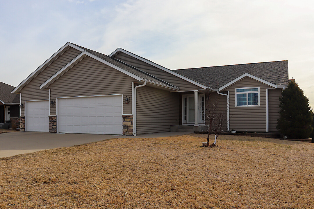 2204 Rolling Green Ln in North Mankato, MN - Building Photo