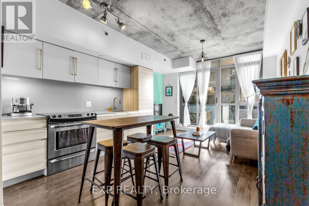 8 Gladstone Ave in Toronto, ON - Building Photo