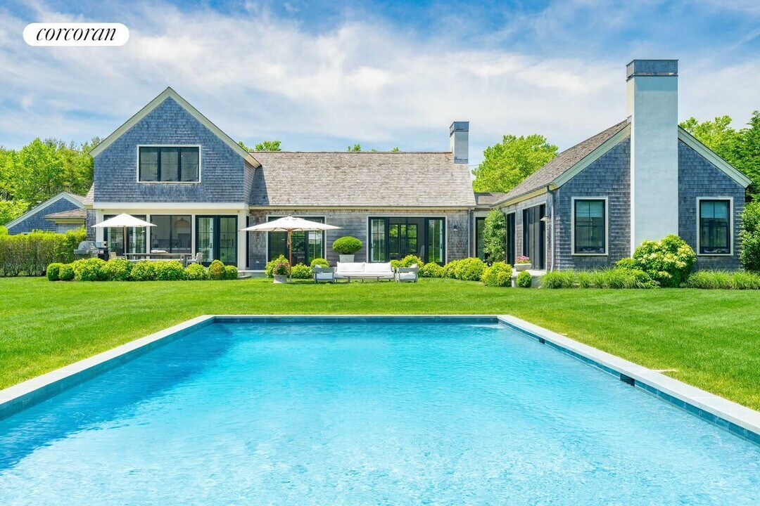 472 Edge of Woods Rd in Water Mill, NY - Building Photo