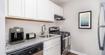 Prentiss Creek at Downers Grove Apartments in Downers Grove, IL - Building Photo - Building Photo