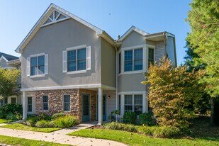 115 Pond View Dr in Port Washington, NY - Building Photo