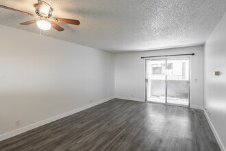 744 Rose Ave in Long Beach, CA - Foto de edificio - Interior Photo