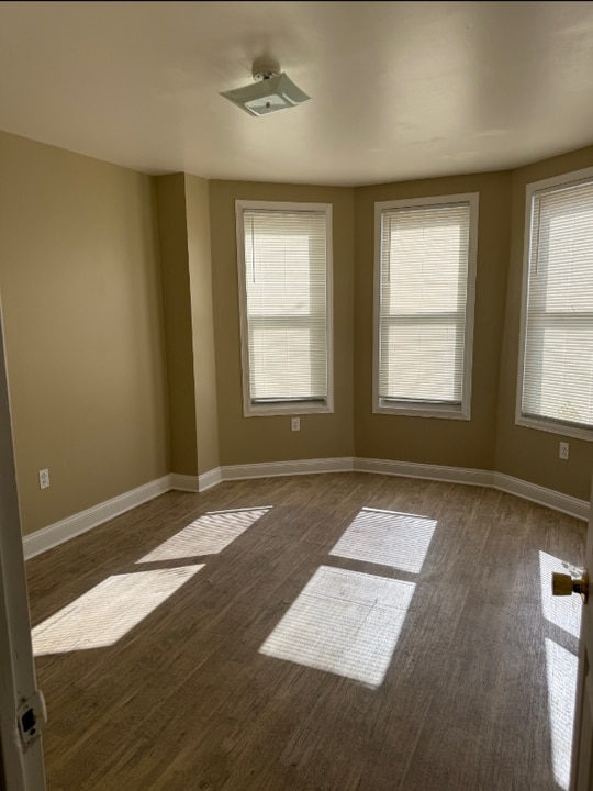 421 Viola St in Camden, NJ - Building Photo