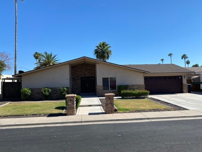 property at 815 W Juanita Cir