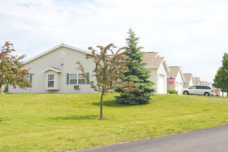 SOUTHLAKE COTTAGES in Fond du Lac, WI - Building Photo - Building Photo