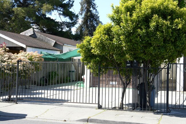 2760-2762 Westmoreland Ave in Redwood City, CA - Foto de edificio - Building Photo