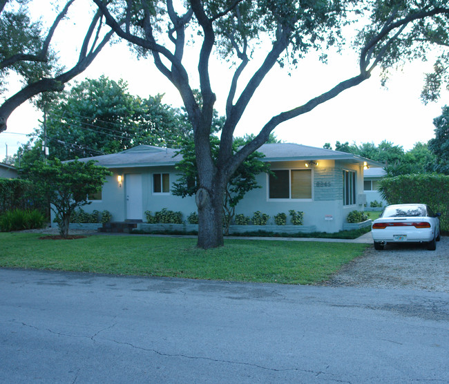 8845 NE 8th Ct in Miami, FL - Foto de edificio - Building Photo