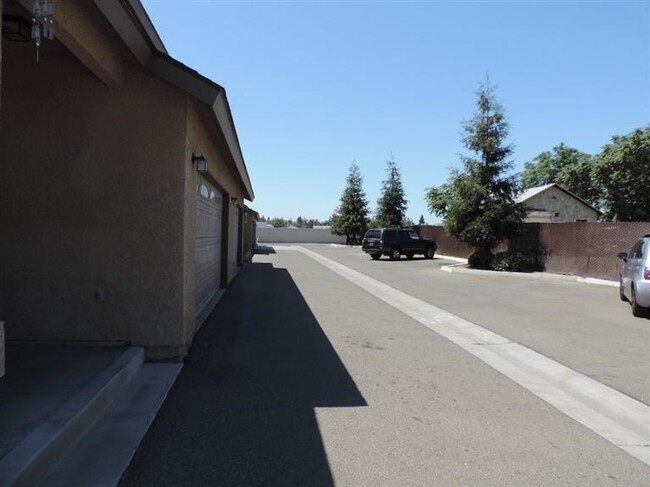 1202 Jefferson Ave in Clovis, CA - Building Photo - Building Photo
