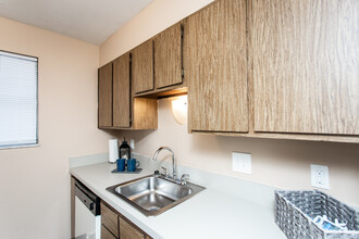 Wake Robin Apartments in Columbus, OH - Building Photo - Interior Photo