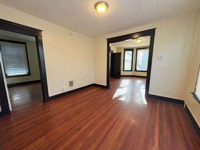 327 Bassett St, Unit 2 in New Haven, CT - Foto de edificio - Building Photo