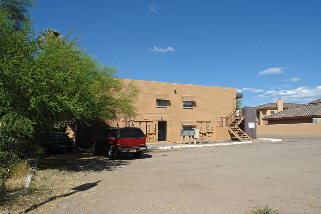 Tanque Verde Arms Apartment in Tucson, AZ - Building Photo - Building Photo