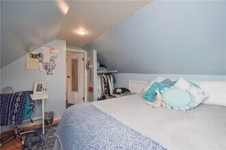 16 Vaughan Ave, Unit 2 in Newport, RI - Building Photo - Building Photo