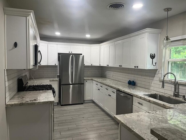 603 Center Way in Lake Jackson, TX - Building Photo - Building Photo