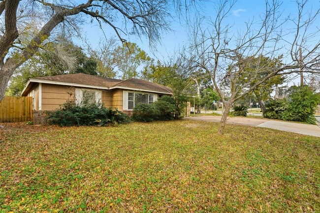 1759 S Park in Alvin, TX - Building Photo - Building Photo