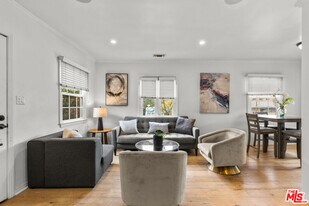 3320 Barham Blvd in Los Angeles, CA - Building Photo