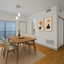 9910 Royal Ln in Dallas, TX - Foto de edificio - Building Photo