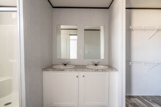 10118 Falvey Lk Ln in Conroe, TX - Foto de edificio - Building Photo