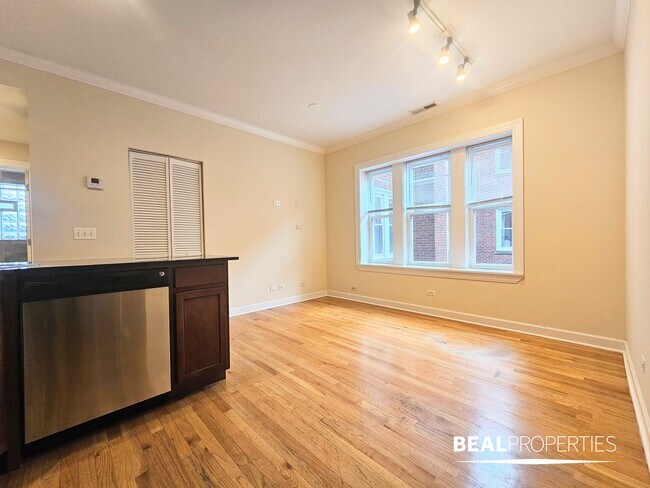 3246 N Clifton Ave in Chicago, IL - Building Photo - Building Photo