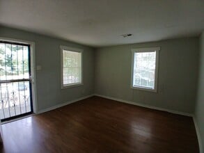 2392 W Hollyford Rd in Memphis, TN - Building Photo - Building Photo