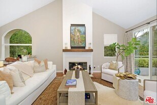 718 Palisades Dr in Los Angeles, CA - Building Photo