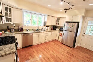 15 Taylor St, Unit A in Medford, MA - Building Photo