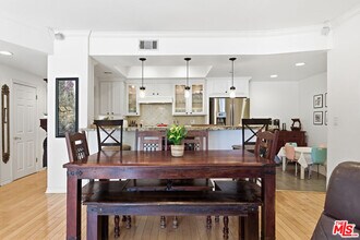 4401 Moorpark Way in Los Angeles, CA - Building Photo - Building Photo