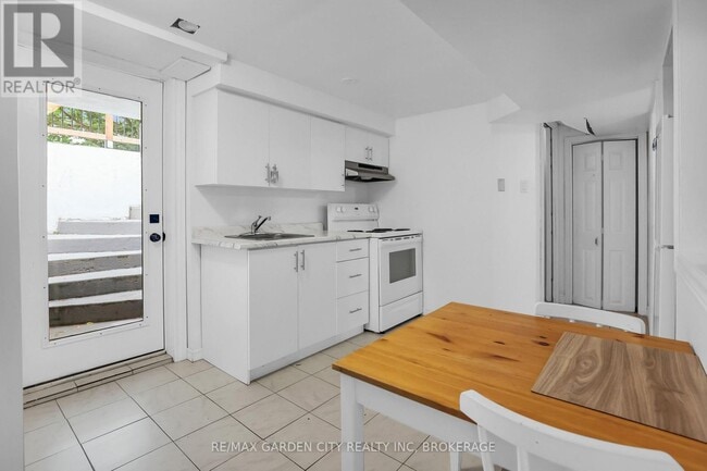 18 Wakil Dr in St Catharines, ON - Building Photo - Building Photo