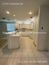 11705 Lynepark Dr in Bakersfield, CA - Building Photo - Building Photo