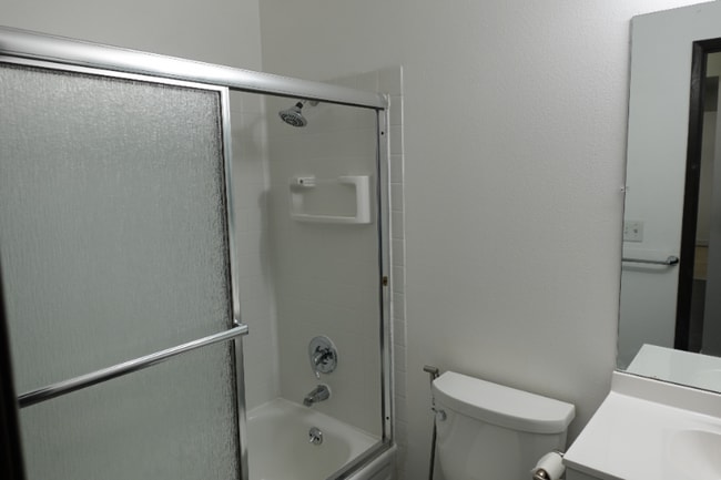 1400 153rd Ave NE in Bellevue, WA - Foto de edificio - Building Photo