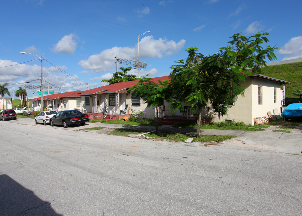 161-171 NW 37th St in Miami, FL - Building Photo