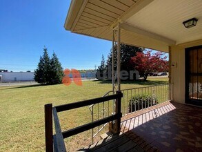 2217 Hickory Valley Rd in Chattanooga, TN - Building Photo - Building Photo