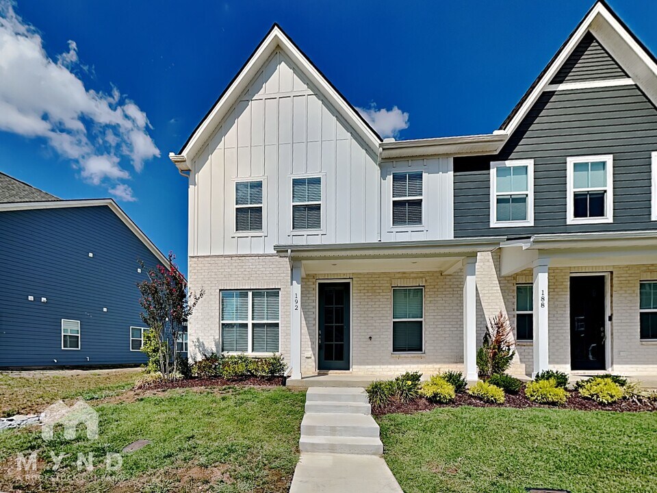 192 Fletchers Wy in Smyrna, TN - Foto de edificio