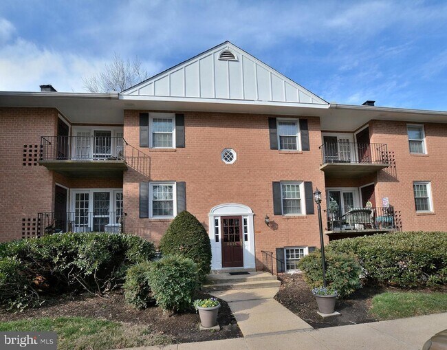 3874 Lyndhurst Dr, Unit 202 in Fairfax, VA - Foto de edificio - Building Photo